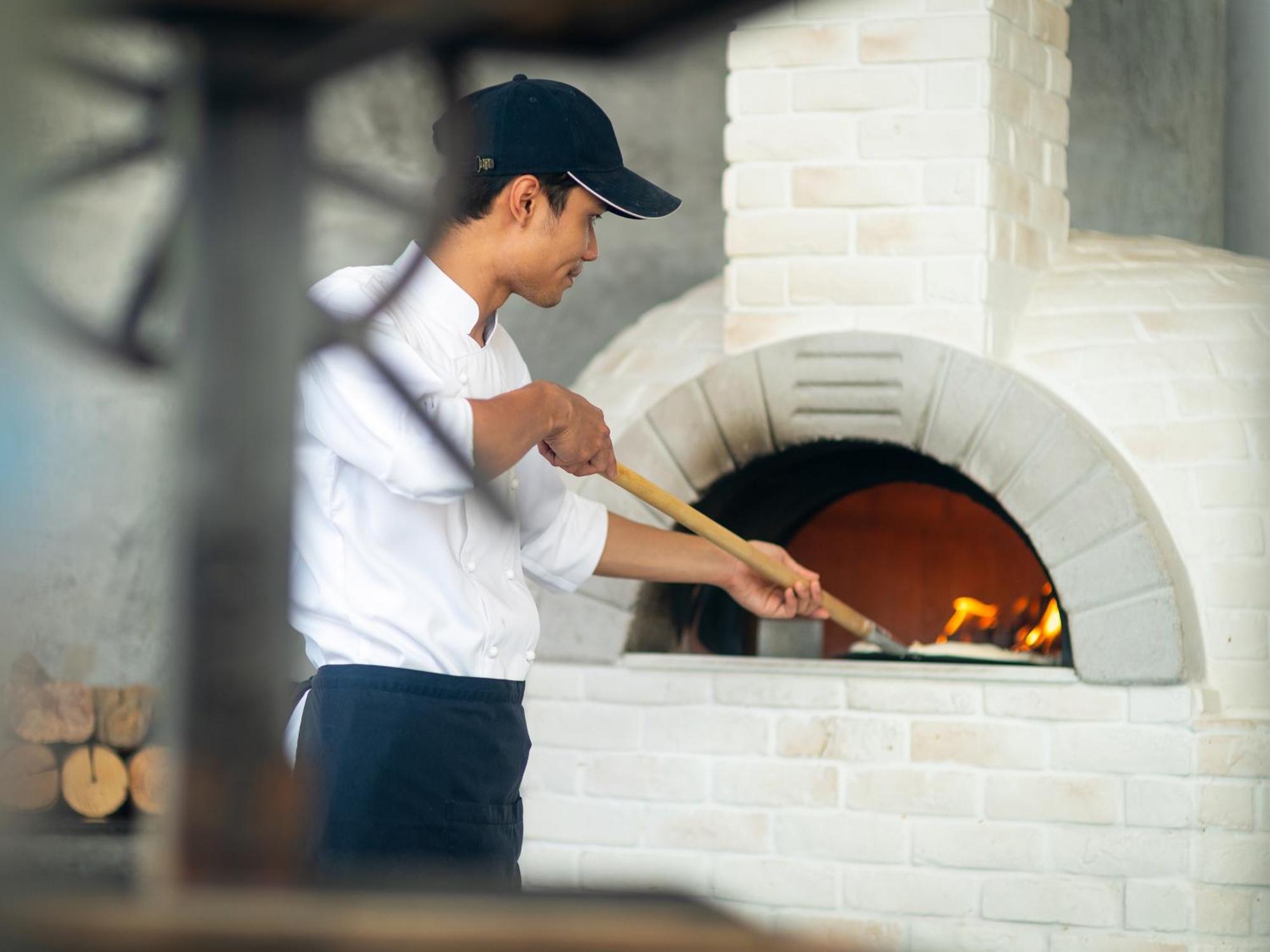 Explorar Koh Samui - Adults Only Resort And Spa Mae Nam Luaran gambar A pizzaiolo in action