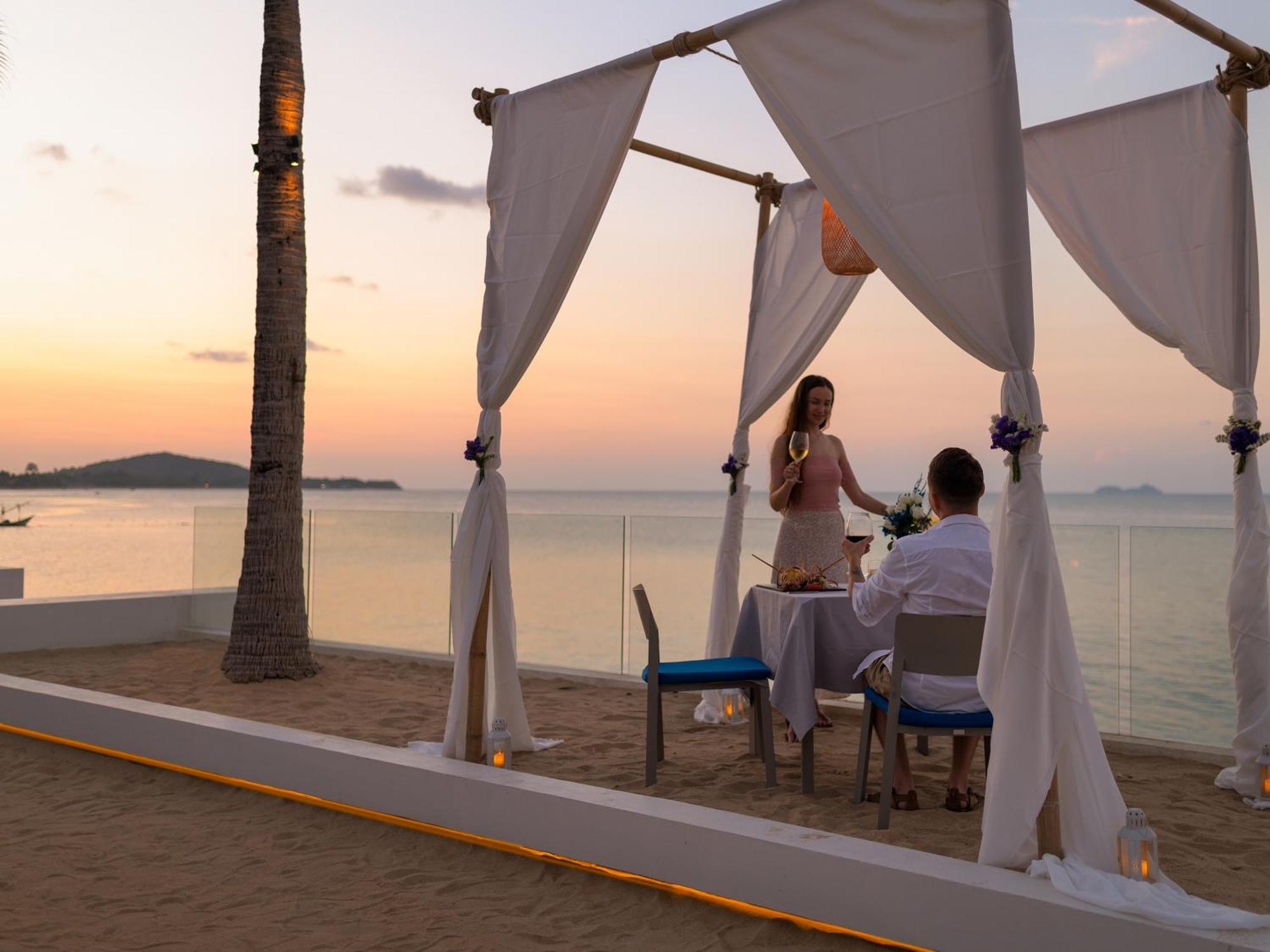 Explorar Koh Samui - Adults Only Resort And Spa Mae Nam Luaran gambar A romantic dinner at a beach resort